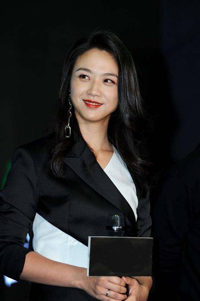 花朵|四十岁的汤唯太会穿！身穿花裙依旧气场十足