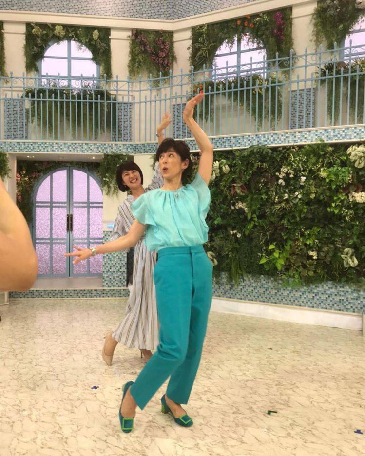 气质|这才是岁月静好的迷人气质！54岁铃木保奈美离婚后更美了，无性别穿搭有别以往