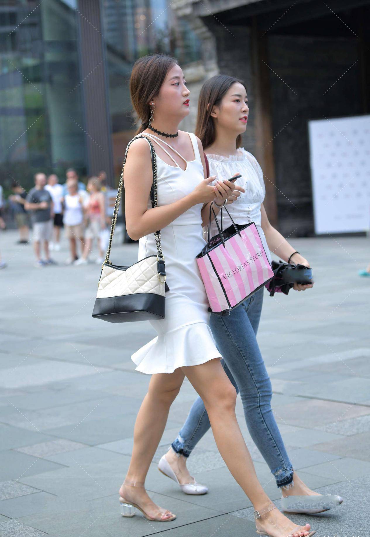 高跟鞋|白色修身长裙，独特式领口设计，彰显别样气息