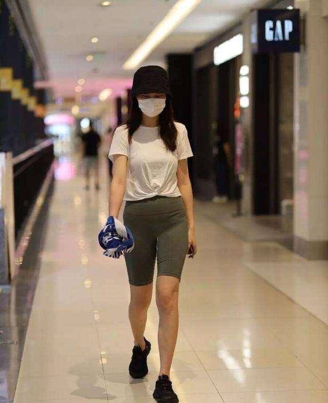 西装|西装裙修身的设计，彰显迷人的小蛮腰，搭配高跟鞋非常棒