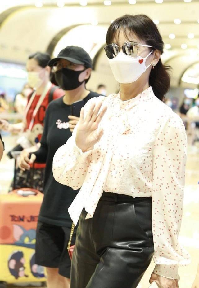 黑色|赵雅芝真是不服老，年轻人不敢试的中裤她轻松驾驭，配衬衫真耐看