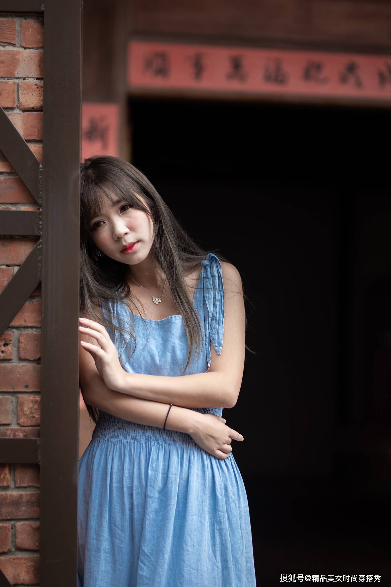 线条美|浅蓝色的牛仔无袖连衣裙,搭配一双个性时尚的凉鞋,简约优雅