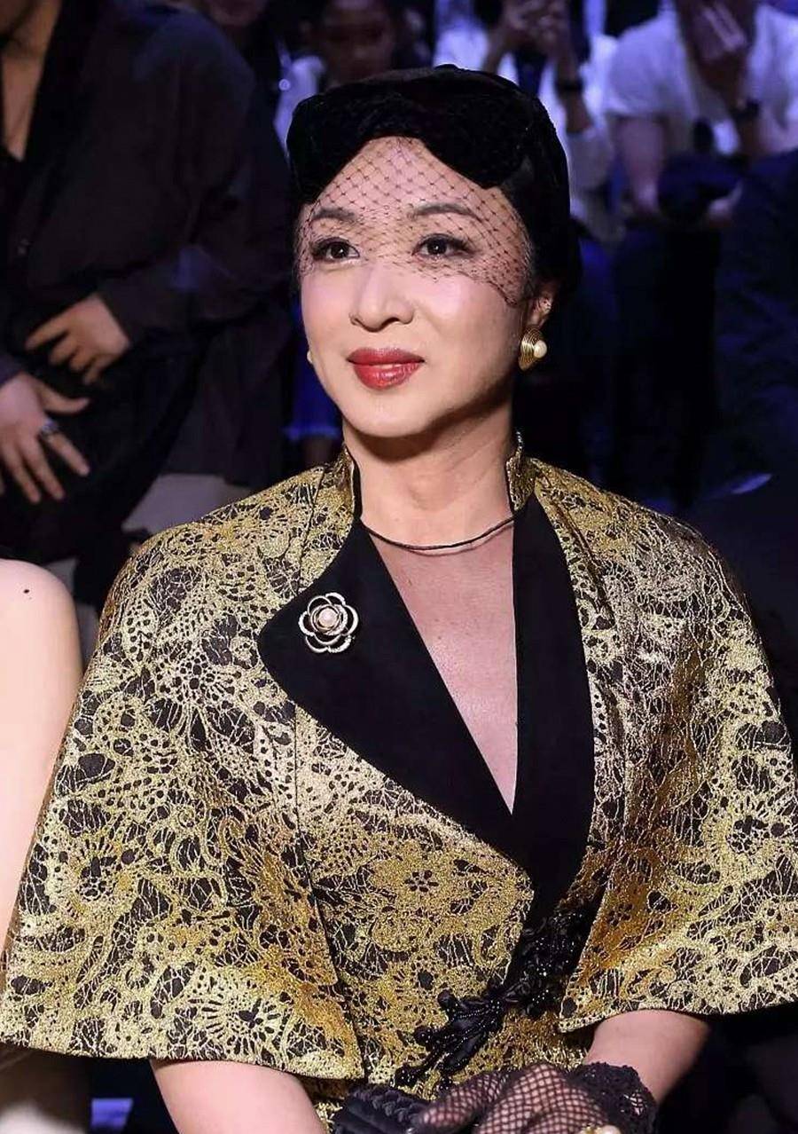 设计|金星越来越敢穿，斗篷旗袍被撑得好满，细腰翘臀哪能看出是60后