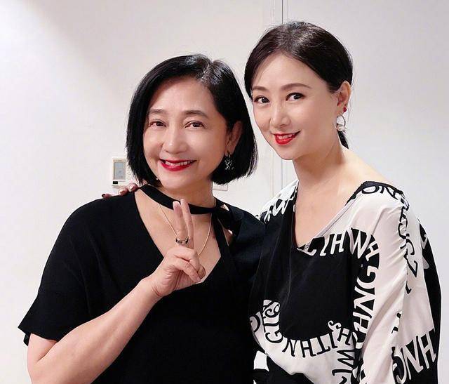 元素|翁虹14岁女儿颜值大逆袭！穿格纹衫少女感爆棚，气质越来越像翁虹