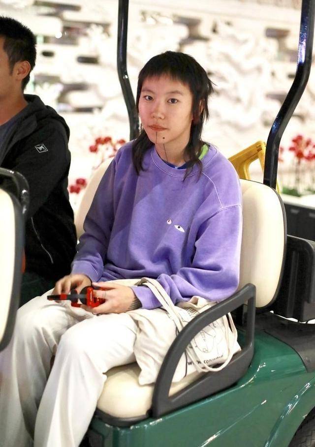 卫衣|窦靖童太个性！卫衣穿大一号，裤子拖地走机场，“水母头”真张扬