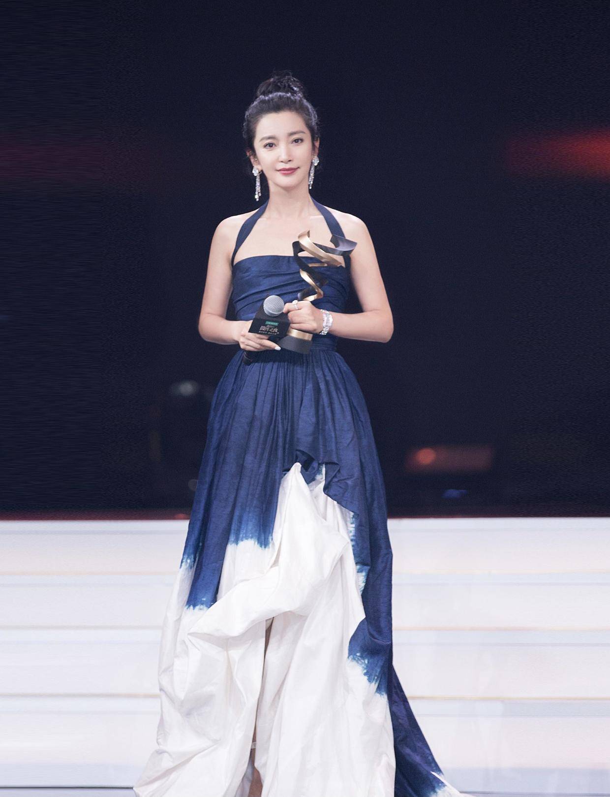 李冰冰|李冰冰才是“冻龄女神”，48岁了依然?拥有细腰美腿，身材绝了！