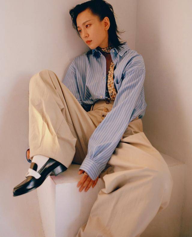 黑色|周笔畅真有个性，条纹连衣裙搭廓形外套，尽显女人风味