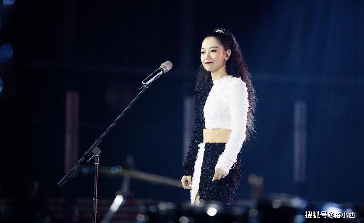 女神|白冰真是“妈系女神”代表,穿蓝T恤配打底裤超减龄,不像80后