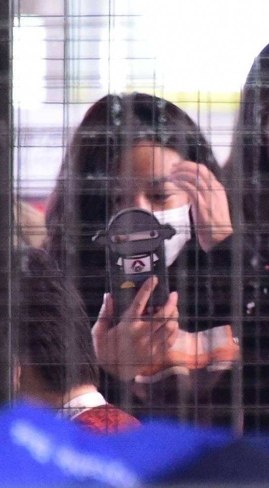 进行|赵薇素颜和普通人没啥两样，发型凌乱很真实，但女儿的颜值真挺高