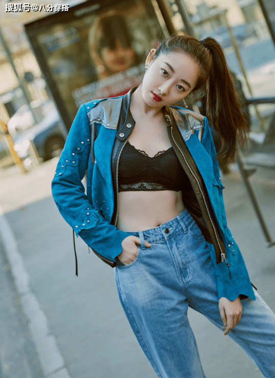 黑色|蒋梦婕又“秀身材”了，穿黑色连衣裙性感妩媚，挑染短发赚足眼球