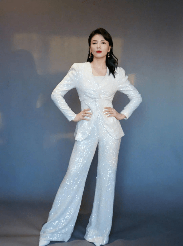 贵妇|刘涛终于换风格,黑色连衣裙配礼帽优雅高贵,像弄堂里的精致贵妇