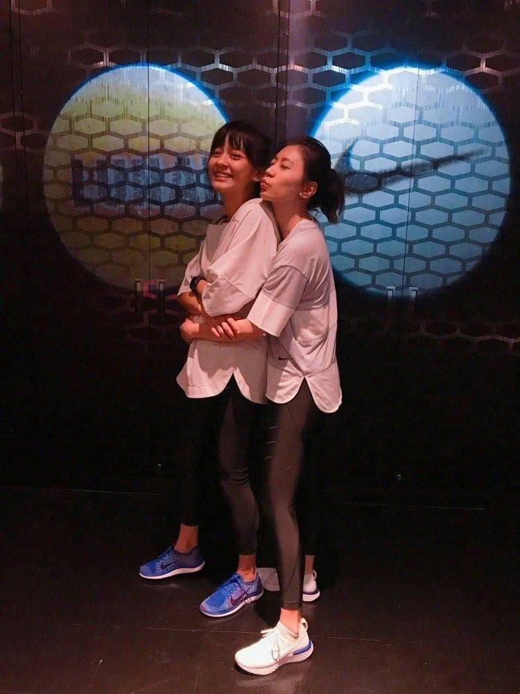 样子|贾静雯晒素颜照好嫩，但太不真实，现实生活中皮肤蜡黄脸下垂了！