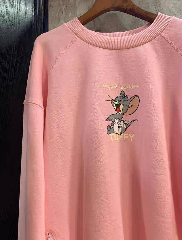 卫衣|51岁许晴疯了吧？湿发敢穿15岁粉嫩卫衣，年近半百为扮少女真卖力
