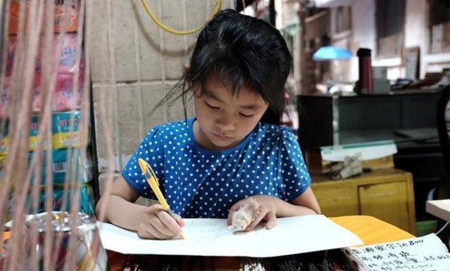 坏人|4岁女孩哭个不停，说被“面具”老爷爷欺负，裤子上还有血迹。