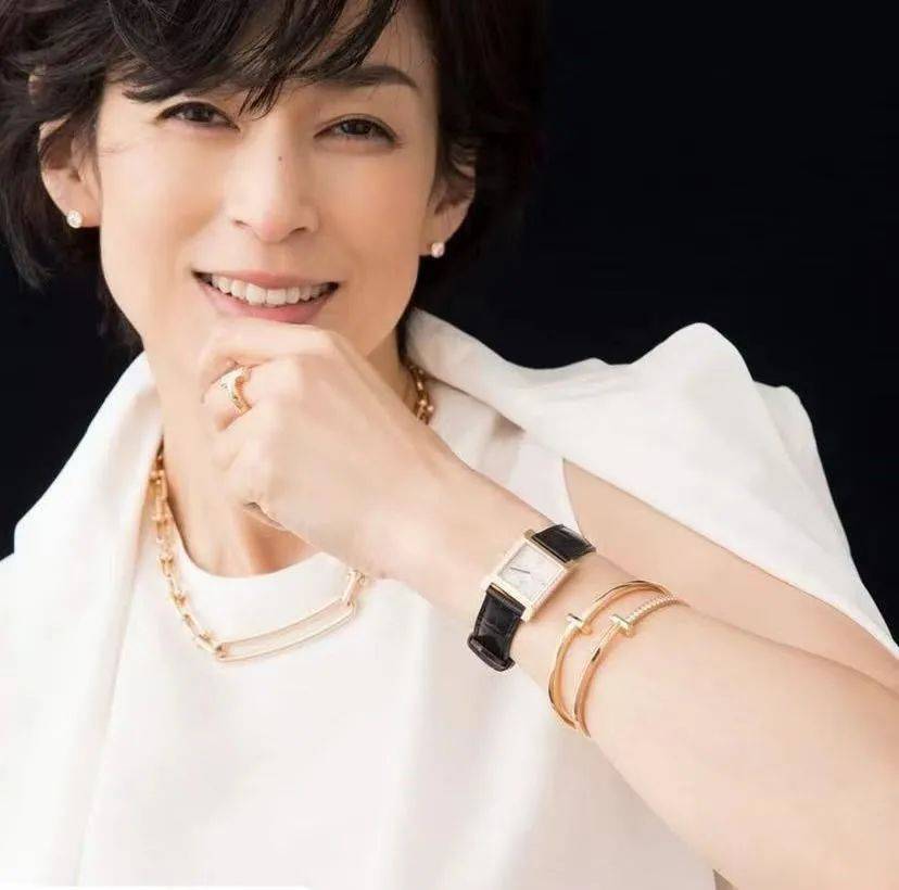 气质|这才是岁月静好的迷人气质！54岁铃木保奈美离婚后更美了，无性别穿搭有别以往