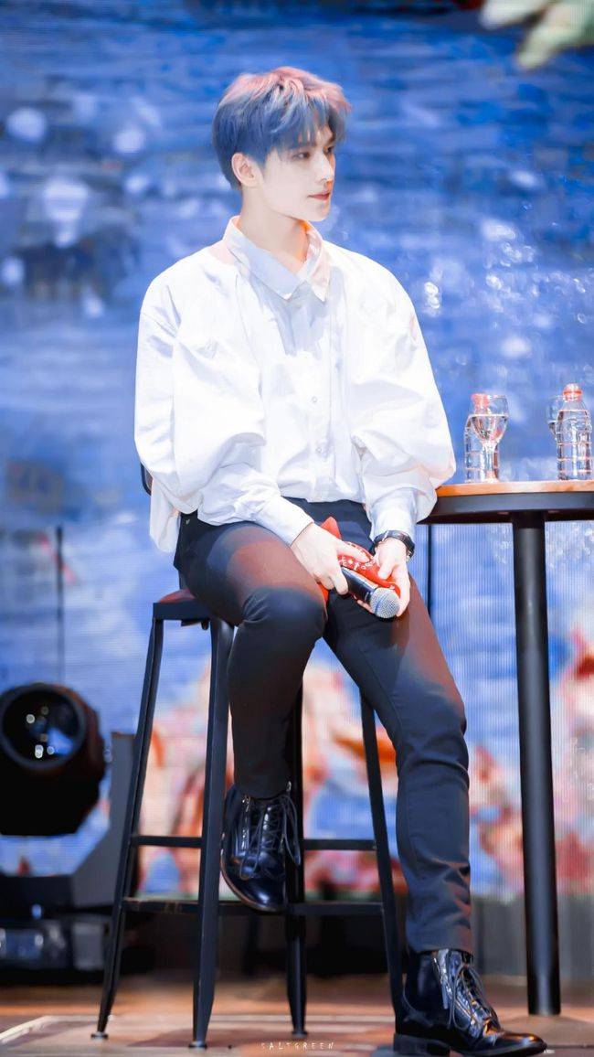 身材|杨洋的长相太“少年”了，就算梳着略显油腻的发型，也好帅气