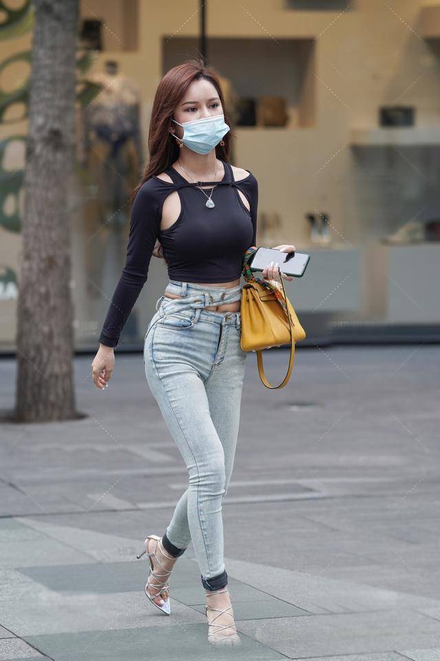 高跟鞋|个性女生就是美，黑色露脐衫配修身牛仔裤，个性靓丽又时髦