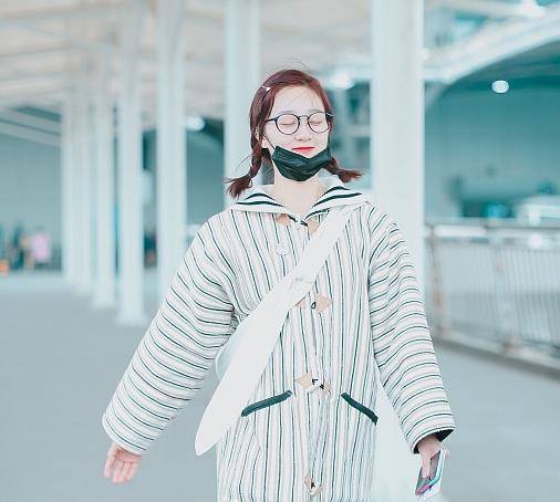 女孩子|李子璇穿日系风格出行，海军领大衣裙青春靓丽，造型简直太可爱
