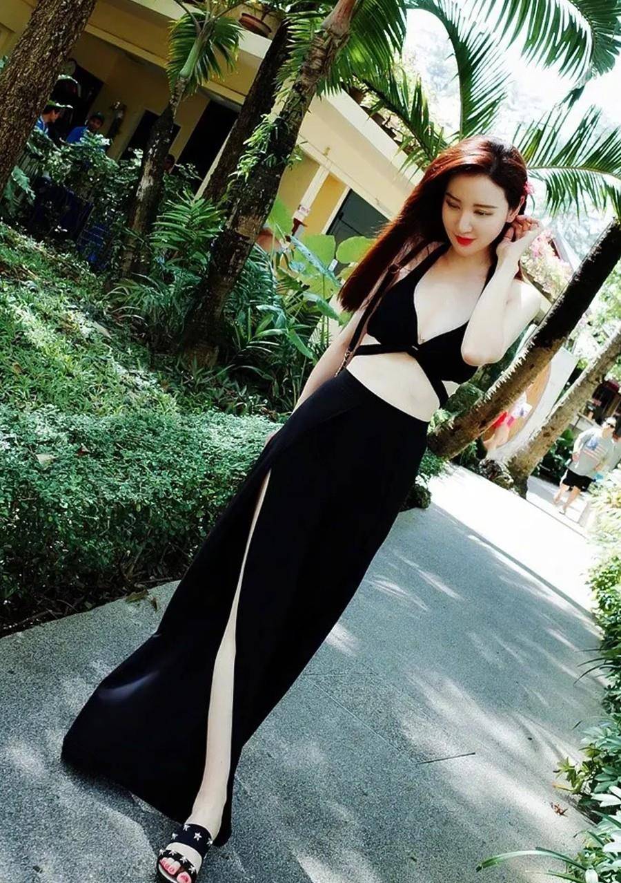 张萌|张萌放得开，穿吊带秀曲线身材，后背用两根带子固定，美得很意外