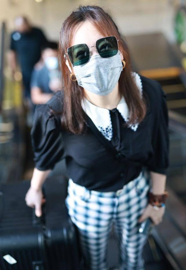 形象|薛佳凝真么大岁数，仍然不服老，出门穿的比小姑娘还嫩，还挺美的