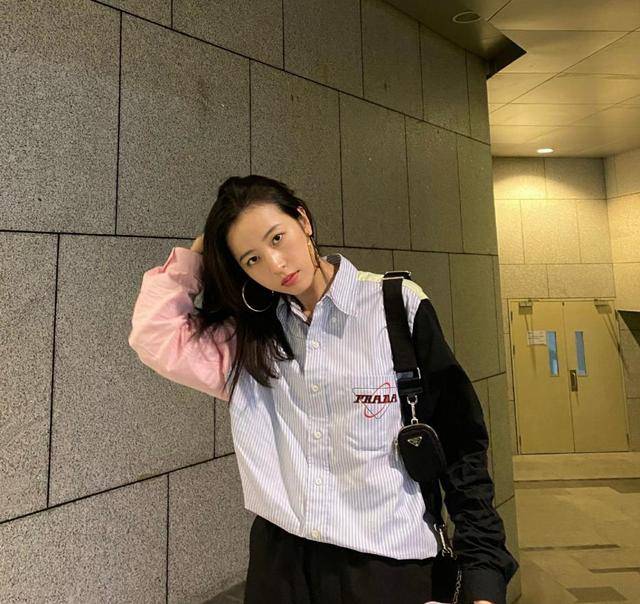 一身|周雨彤的穿搭秀，一身休闲服，不过也难挡她妩媚的身材！