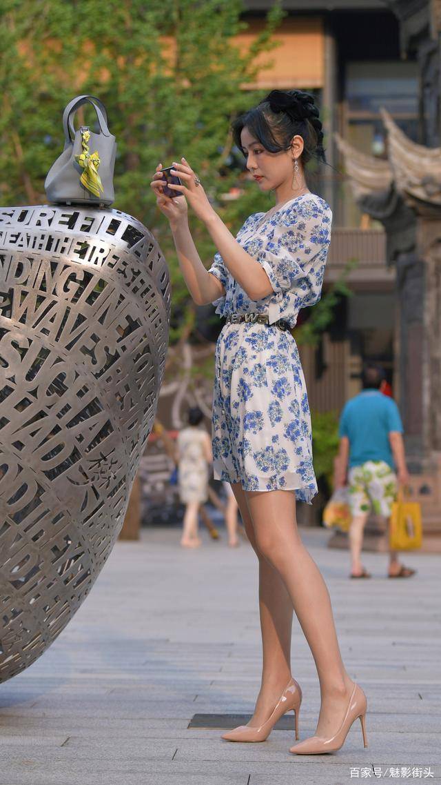 尖头|青花瓷连衣裙搭配尖头细跟鞋，美女用完美身形来展示优雅素净之美