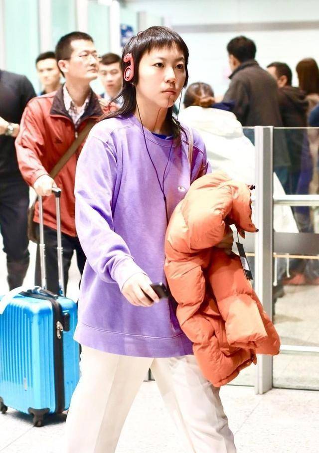 卫衣|窦靖童太个性！卫衣穿大一号，裤子拖地走机场，“水母头”真张扬