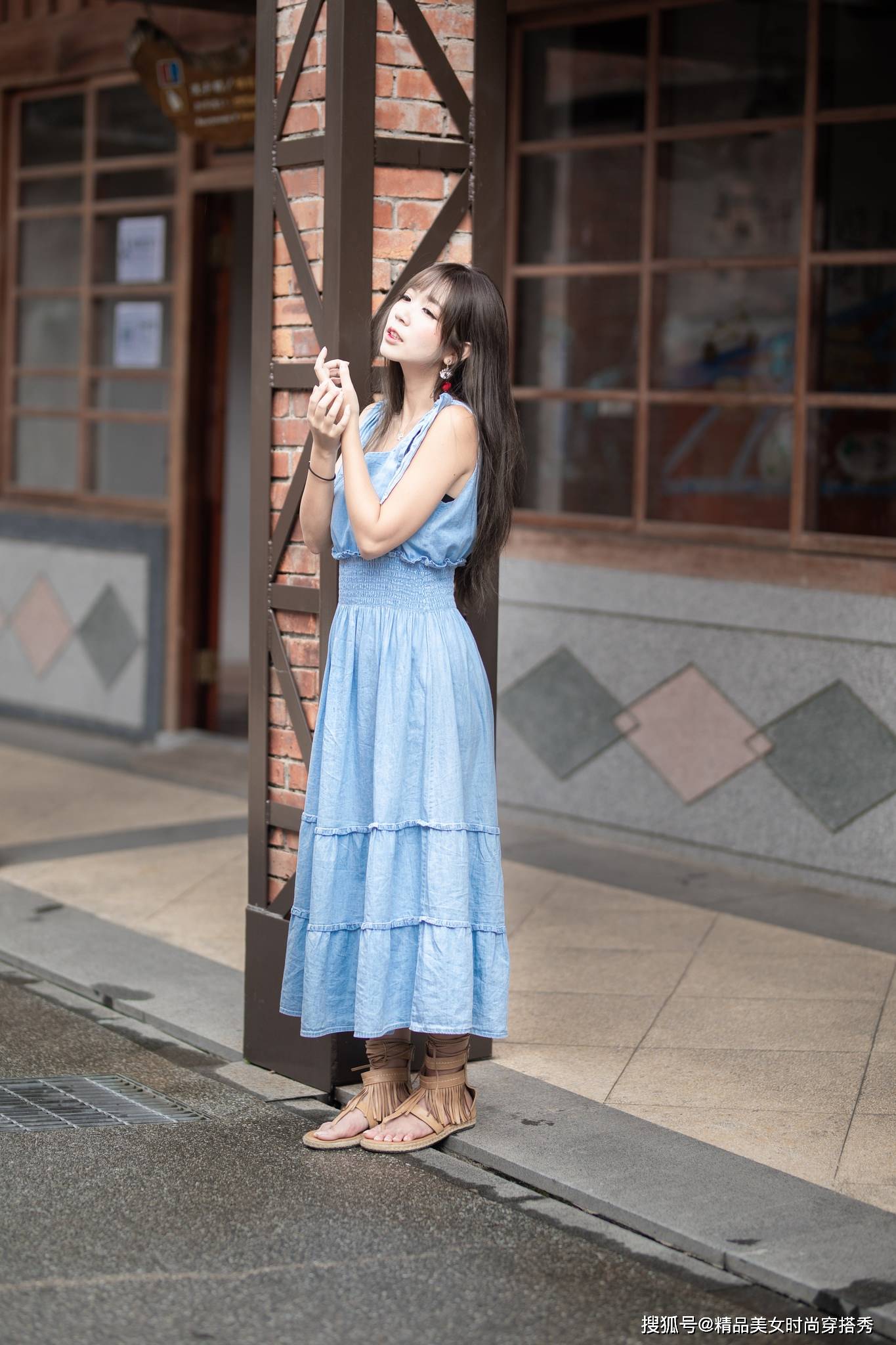 线条美|浅蓝色的牛仔无袖连衣裙,搭配一双个性时尚的凉鞋,简约优雅