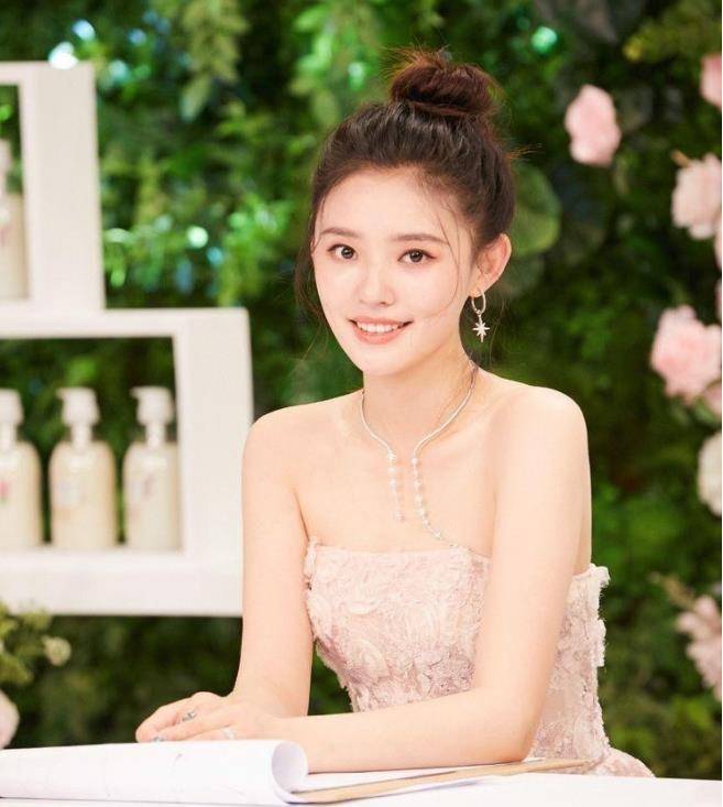 发型|所有刘海款式中，最修饰脸型的当属龙须刘海，难怪热巴杨幂离不开