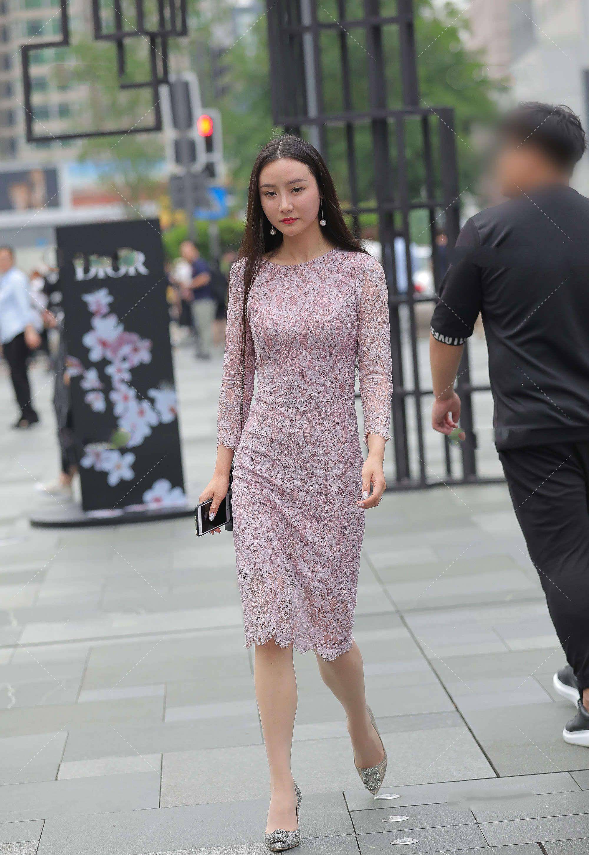 颜色|镂空修身长裙，穿身上尽显优雅，选择优雅长裙的小技巧