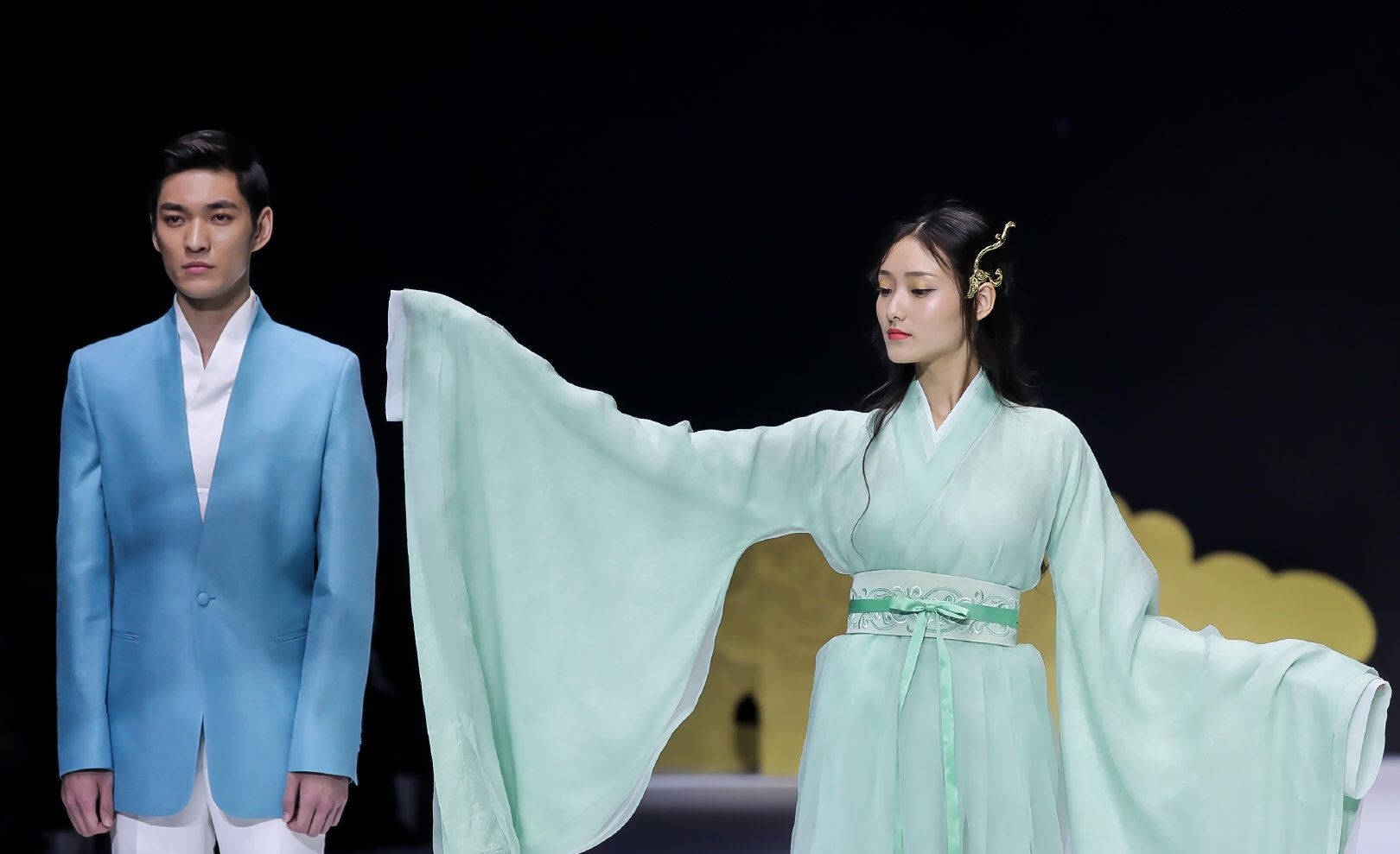 文化|巴黎时装不算什么，当中国汉服走上国际时装周，外国人都被惊艳了—素锦青衫