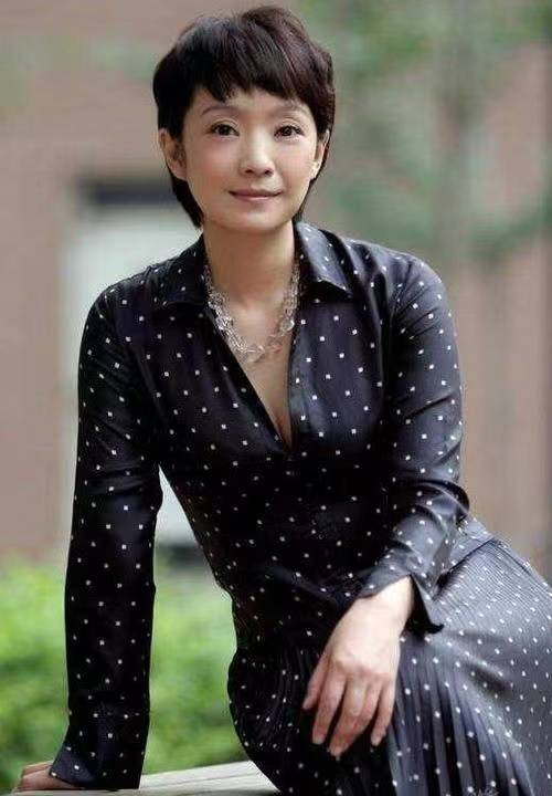 设计|张嘉译携老婆亮相，52岁穿极简黑白美得优雅大气，两人看着真登对