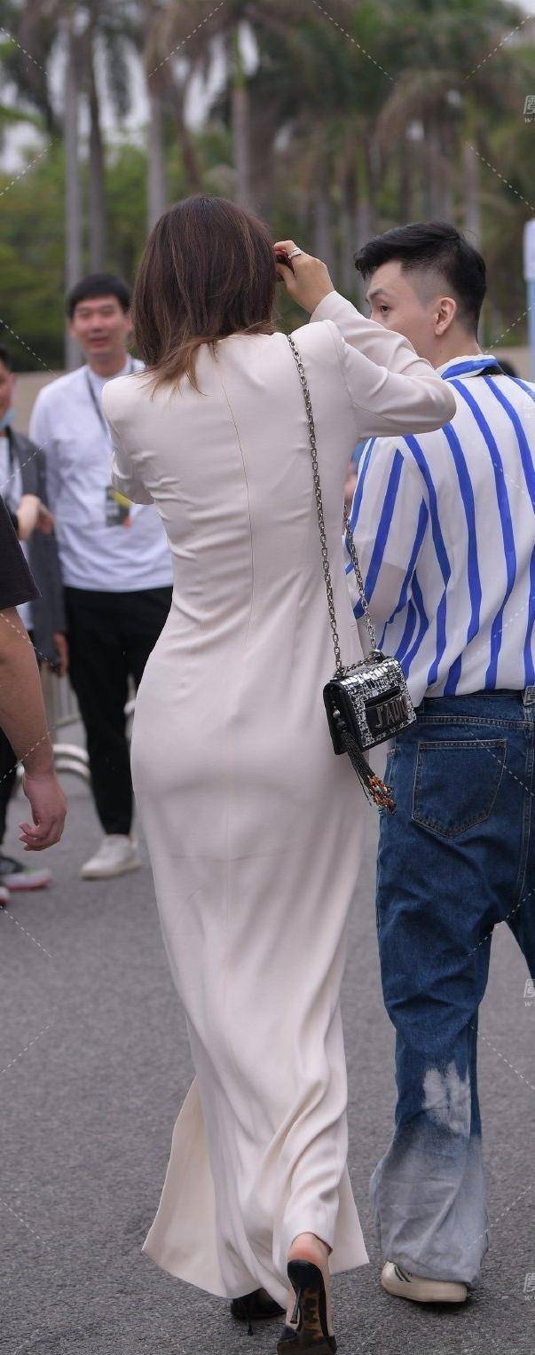 牛仔|纤细的打底裤是美女，合适裙子的女生很迷人