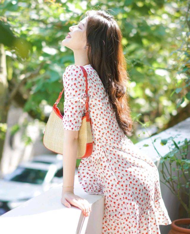 颜色|红色服装虽然很张扬，但只要穿对了，不仅吸睛还很惊艳