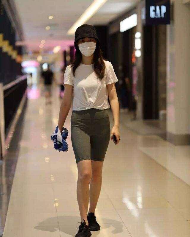 西装|西装裙修身的设计，彰显迷人的小蛮腰，搭配高跟鞋非常棒