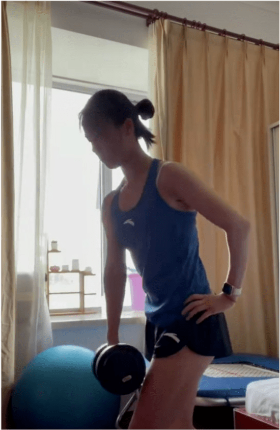 身材|花魁朱雪莹夺冠后都不得闲！穿背心秀黄金比例身材，明星脸真该爆红