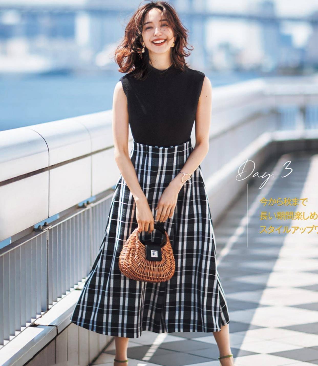 细节|建议中年女人,开春尽量少穿修身裤,膝下裙和高跟鞋,时髦又优雅