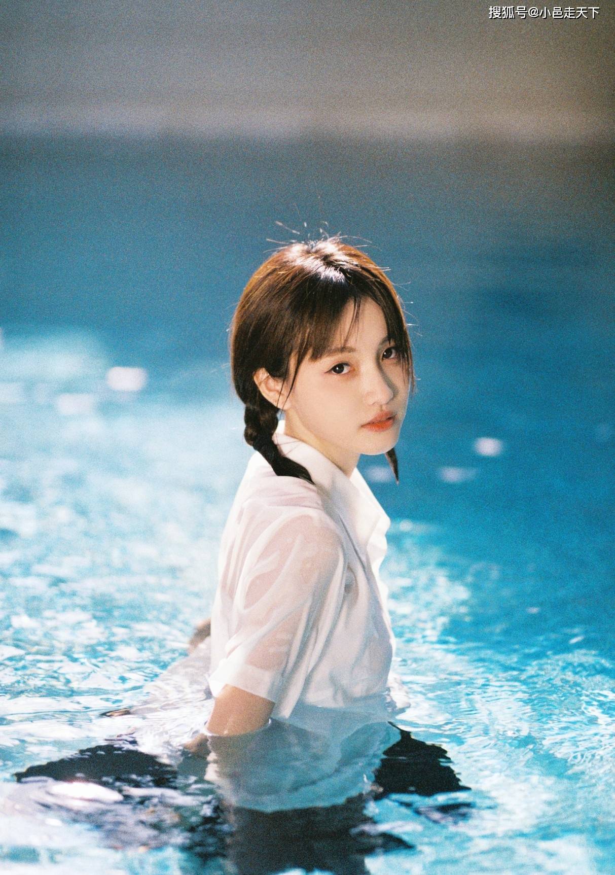 清纯校花泳池性感写真