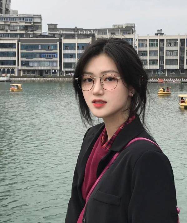 下巴|方脸适合什么发型？方脸女孩变美手册，发型妆容都能够修饰