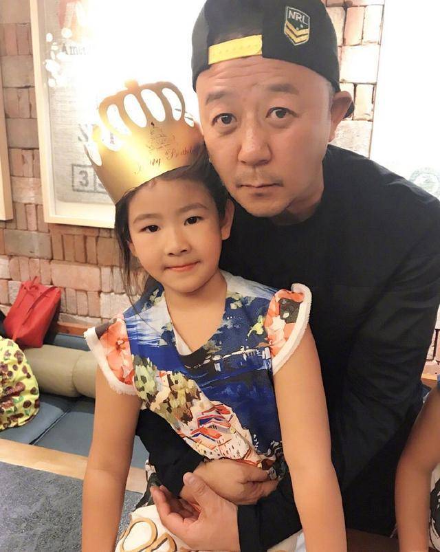 两人是兄妹,妹妹三登春晚不红,哥哥未上过春晚却成一线明星_郭月