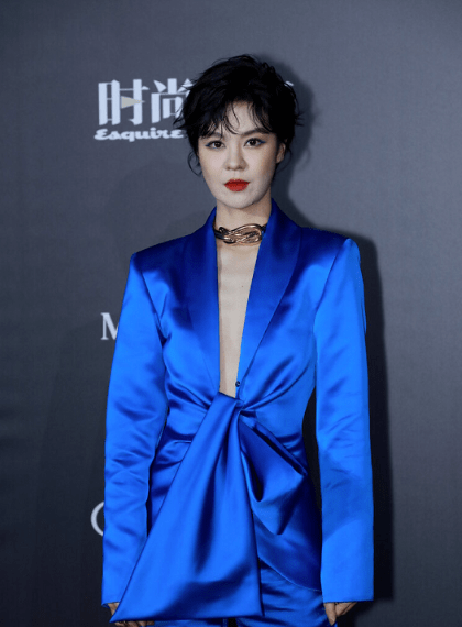 材质|郁可唯真敢穿，甜美挑战亮眼西装，脖子上的“锁链”真有个性