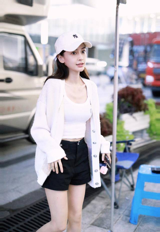 牛仔|Angelababy颜值高任性，小背心穿出凹凸感，外搭针织外套不热吗？