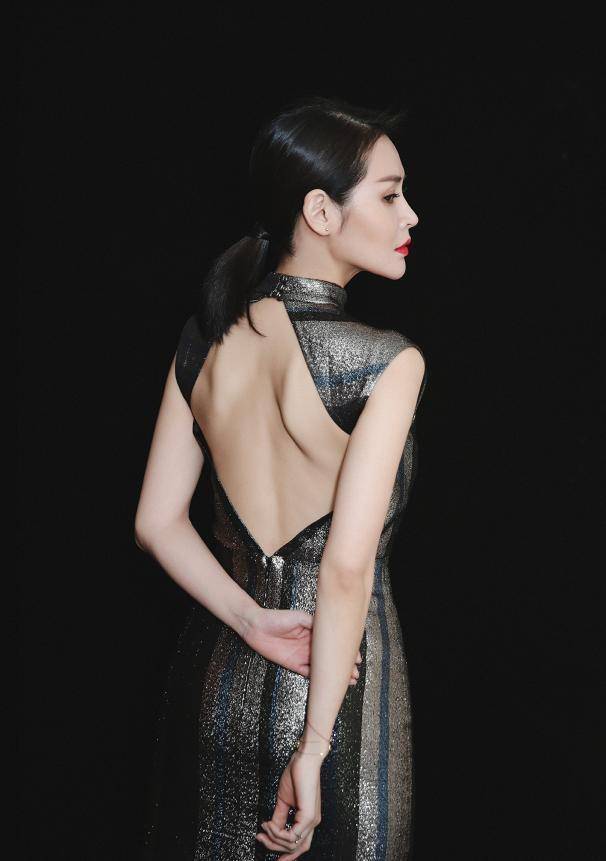 后背|于明加穿条纹修身裙装身材赞，后背镂空太撩人，腰臀比太惊艳