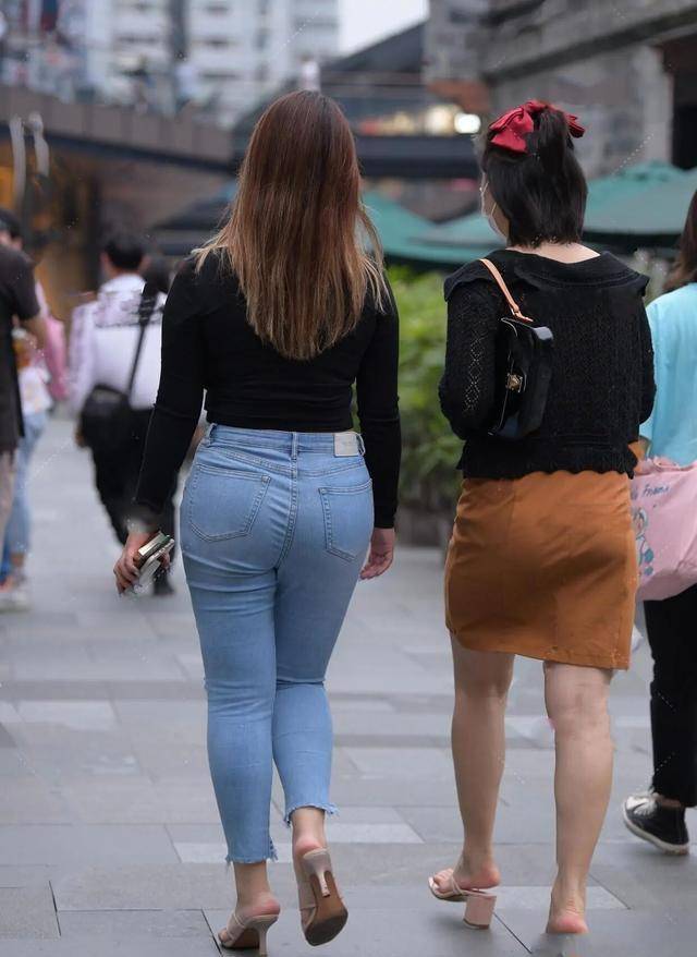方法|牛仔打底裤搭配黑色上衣，显得修长，在视觉上拉长上身