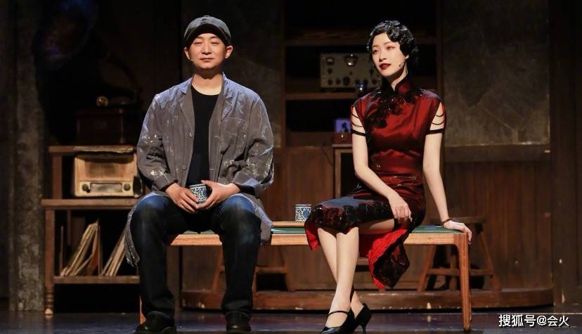 剧场|倪妮薄纱写真曝光，穿紧身裙秀蝴蝶骨美背，光脚坐地眼神迷离