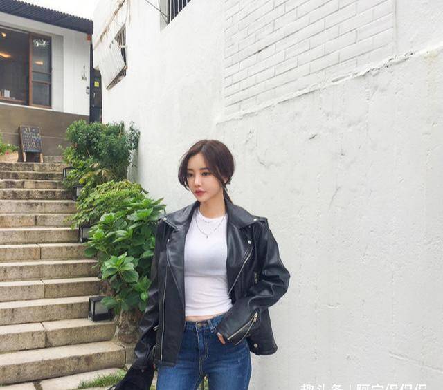 显得|牛仔裤的穿着彰显时尚女人优雅的姿态，穿起来超级修身