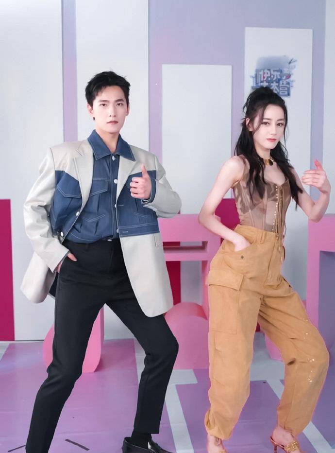 黑色|迪丽热巴罕晒“男装照”，花衬衫配工装裤，比老板杨幂还酷飒