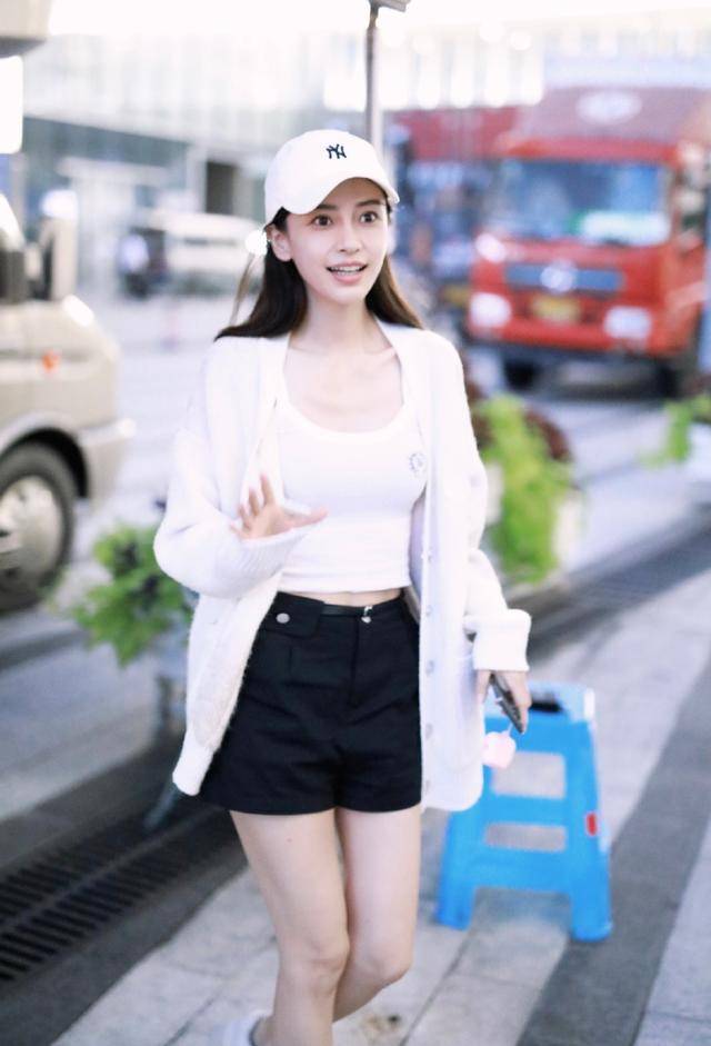 牛仔|Angelababy颜值高任性，小背心穿出凹凸感，外搭针织外套不热吗？