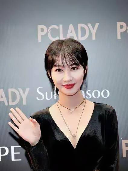 轮廓|李菲儿穿丝绒外套优雅迷人 V领风格秀美肩 减龄刘海是亮点