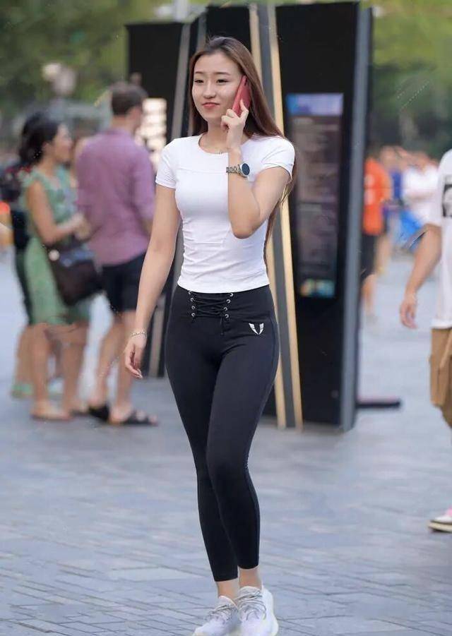 才有|真没想到，“健美裤”还可以这么穿，时髦又修身，让人大开眼界！
